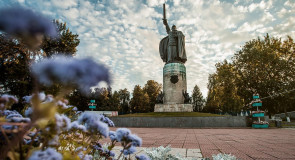 Памятник Илье Муромцу на смотровой площадке в Муроме