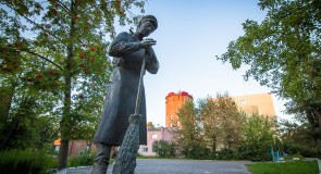 Памятник дворнику во Владимире