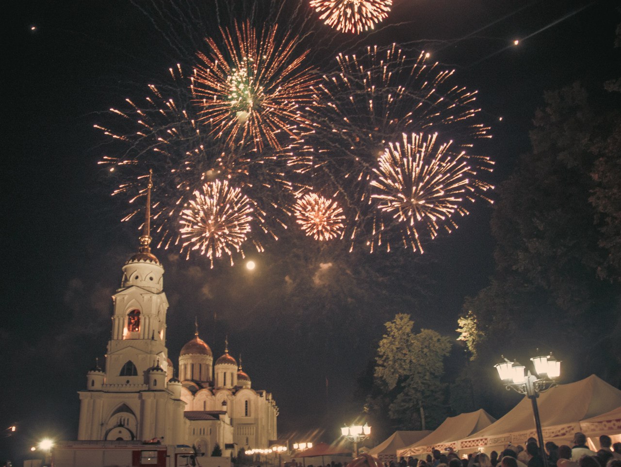 Когда день города владимира в 24 году. Салют во Владимире. Кремль салют.