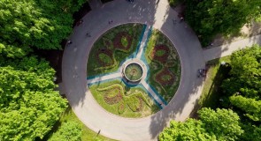 Владимирский фонтан. Зимой и летом разным цветом.