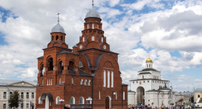 Золотые ворота и Троицкая православная церковь старообрядцев, Владимир.