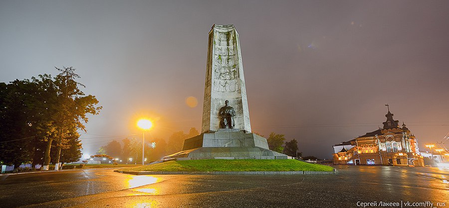 Монумент в честь 850-летия города Владимира. Автор - Сергей Лакеев