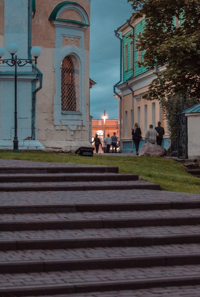 Пешеходная зона во Владимире вечером 19