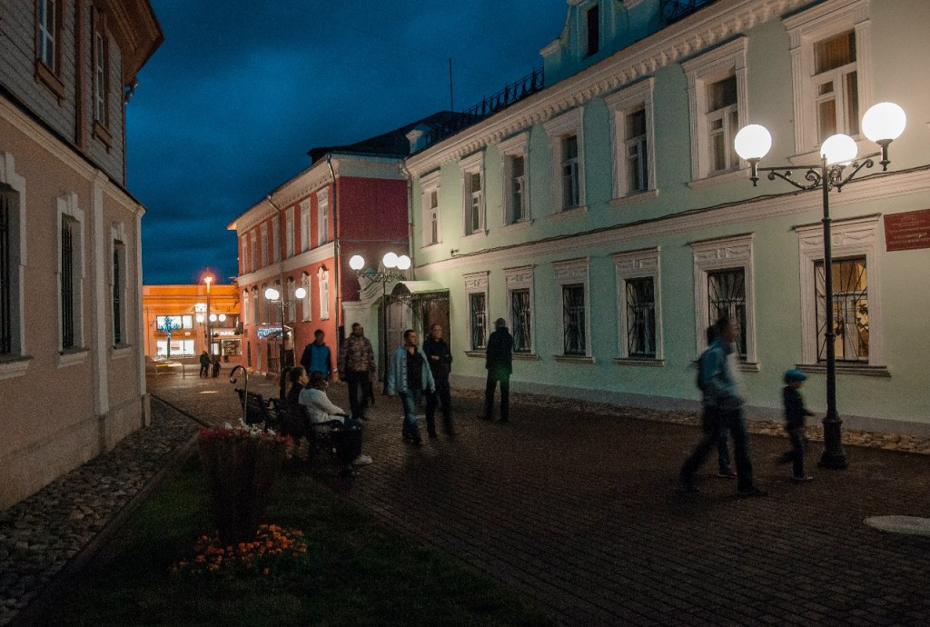 Пешеходная зона во Владимире вечером 43