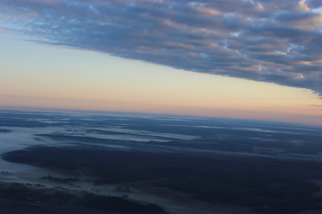 Утренний полет над облаками с парашютистами над Владимирской областью 01