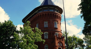 Водонапорная башня жарким летним днем