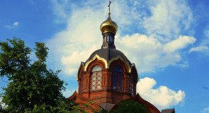 Церковь на солнышке блестит