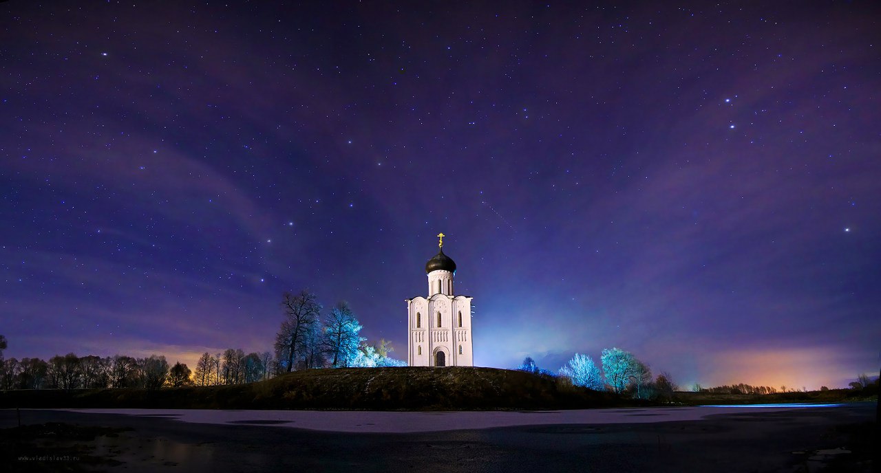 Храм на фоне города