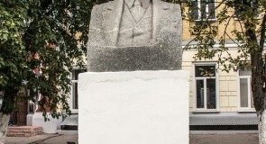 Бюст Лебедева-Полянского во Владимире