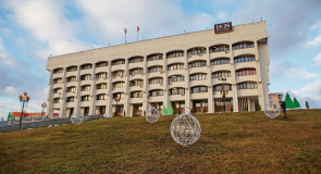 Заснеженная новогодняя инсталляция во Владимире