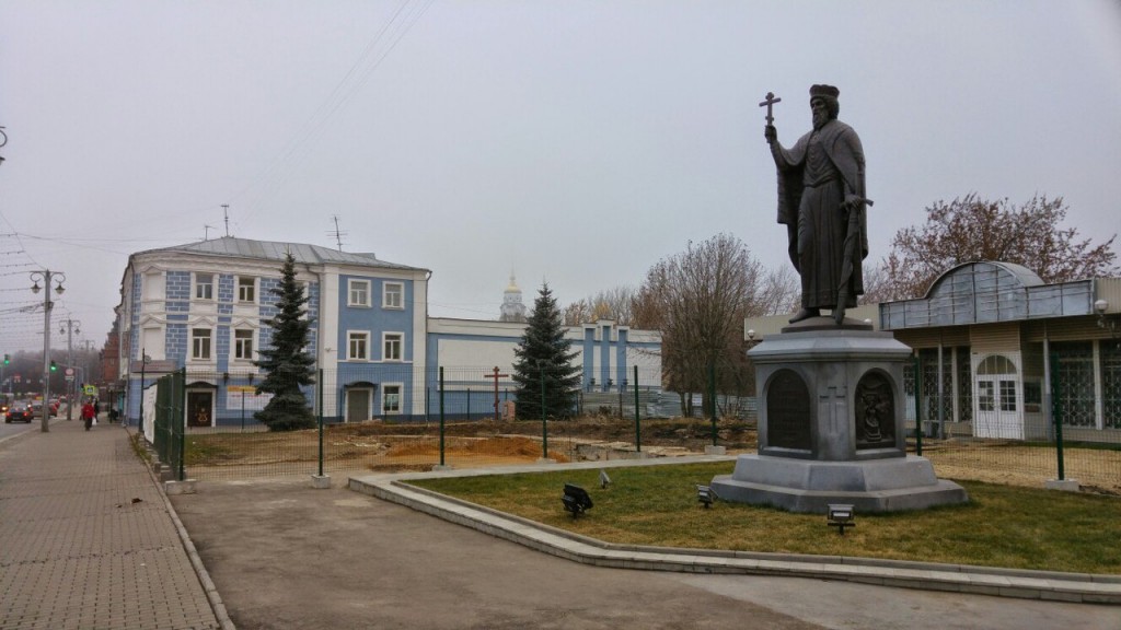 Около памятника князю Владимиру