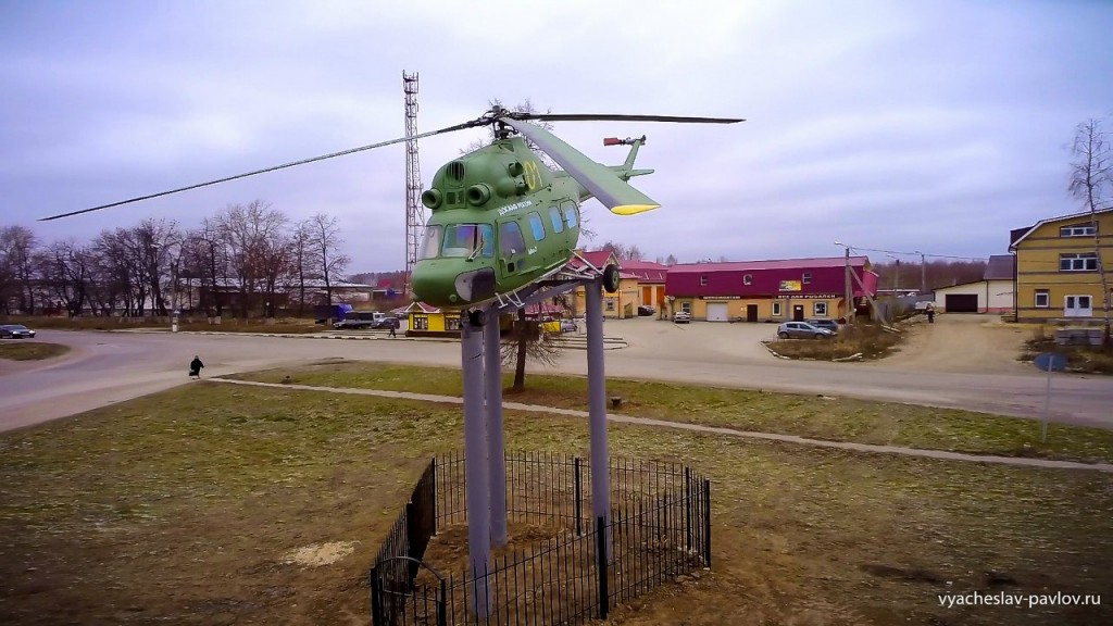 Памятник-вертолет Ми-2 в честь 70-летия Победы в Вязниках 05