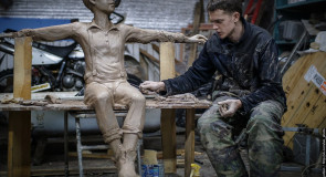 Владимирский скульптор Михаил Блинов за работой