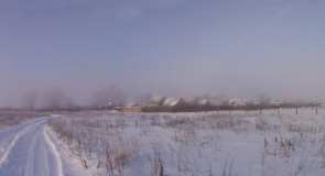 Здесь облака легли на землю, морозным маревом укутав