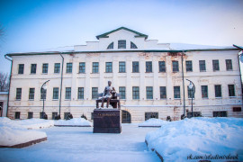 Здание музея и памятник Зворыкину В.К.
