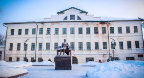 Здание музея и памятник Зворыкину В.К.