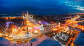 Новый Год уже давно прошел, а Владимир все еще стоит наряженный:)