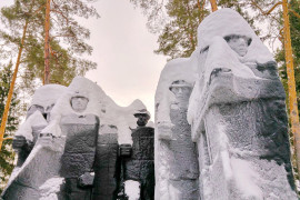 Памятник на Вербовском в зимней шубке