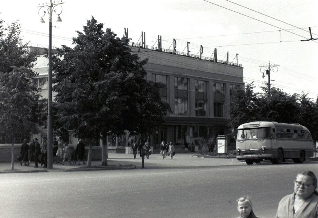 Автобус ЛАЗ-695Б Московская улица (ныне Дворянская) 1960-е годы.