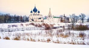 Вид на Суздальский кремль, Рождественский собор и деревянную Никольскую церковь