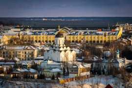 Заходящее солнце освещает Успенский Княгинин женский монастырь. Владимир