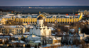 Заходящее солнце освещает Успенский Княгинин женский монастырь. Владимир