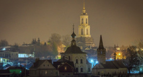 Суздаль. Вид с Ильина луга на Преподобенскую колокольню Ризоположенского монастыря и Богоявленскую церковь