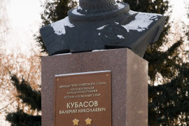 г. Вязники, памятник дважды герою Кубасову Валерию Николаевичу.