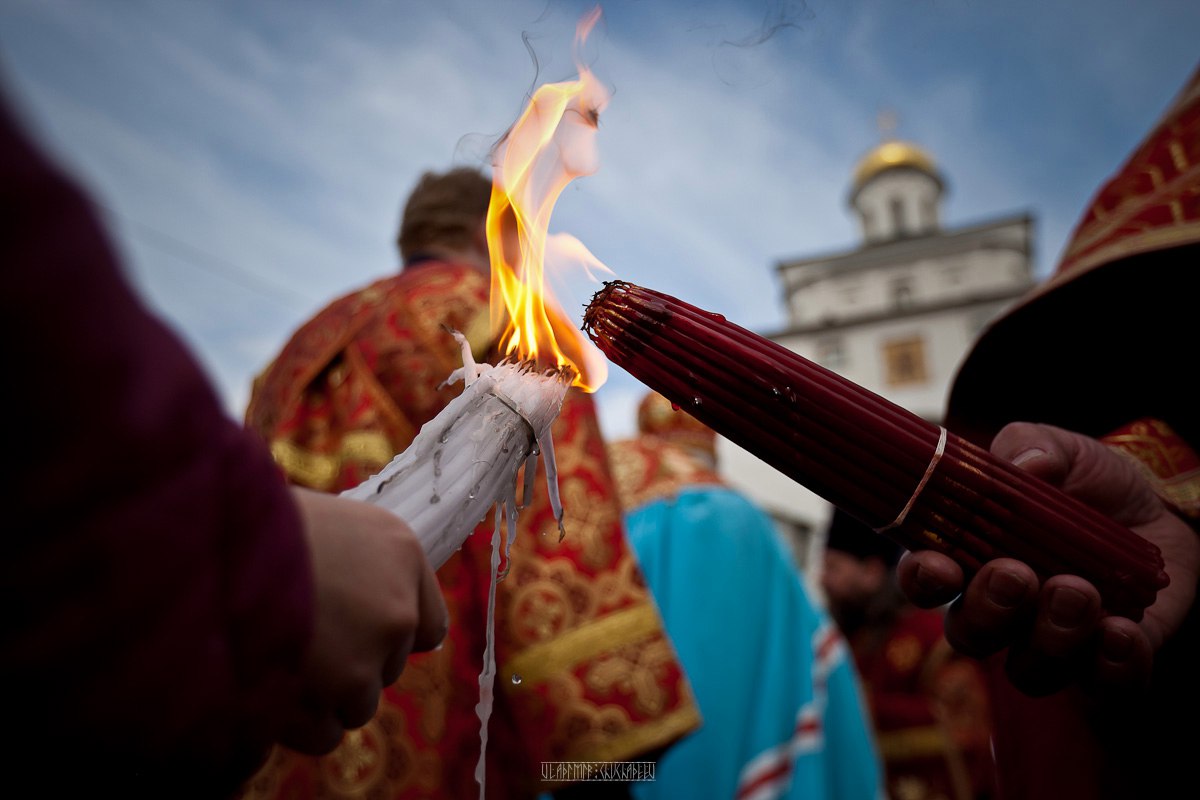 Благодатный огонь в Иерусалиме. Огонь в Иерусалиме на Пасху. Святой огонь в Иерусалиме на Пасху. Христос Воскресе Благодатный огонь.