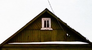 Дома с резными наличниками в маленьком поселке Городищи