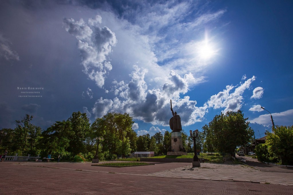 Памятник Илье Муромцу в г. Муром, 27 мая 2016 г. перед грозой