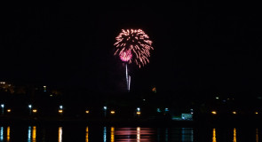 Праздничный салют над Муромом, вид с противоположного берега Оки.
