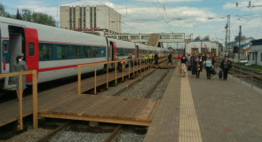 Прибытие «Стрижа» на деревянную платформу во Владимире