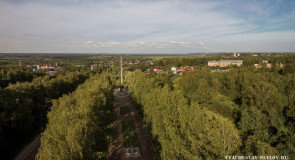 Стела в Вязниках с высоты (июнь 2016)