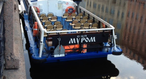 Кораблик «Муром» плавает по Неве