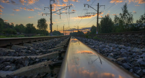 В рельсовом отражении рассвета