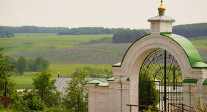 Село Небылое, вход в Успенский Космин монастырь