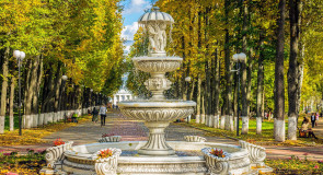 Солнечный осенний день в городском парке Владимира