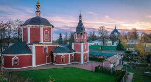 Суздаль . На старом оборонительном валу. Успенская церковь