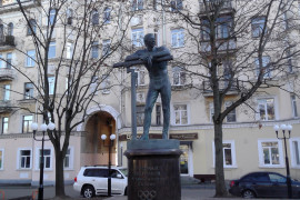 Николай Андрианов — лучший гимнаст XX века (памятник во Владимире)