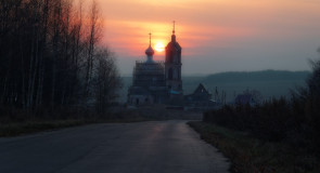 Богородице-Рождественская церковь села Овчухи на закате