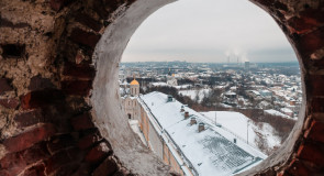 В окошечках колокольни Успенского собора
