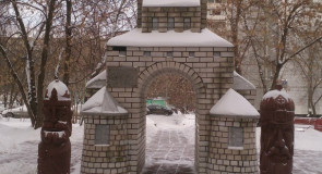 Москва. Местные умельцы сваяли «копию» Золотых ворот