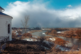 Село Якиманское на Нерли, поздний март, надвигается снежная буря