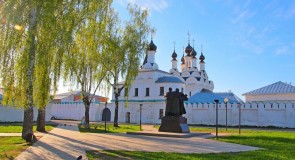Памятник Петру и Февронии (Фото: Валерий Сысоев)