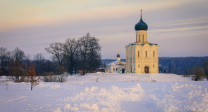 Февральский вечер на Боголюбовском лугу. Церковь Покрова на Нерли