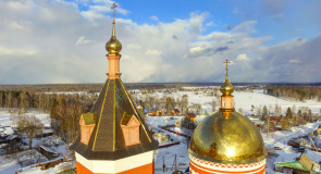 Купола Троицкого храма в Карабаново Александровского района