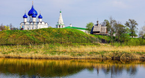 Суздаль в мае. Суздальский Кремль на берегу Каменки.