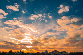 Выразительное апрельское небо во Владимире (на закате дня)