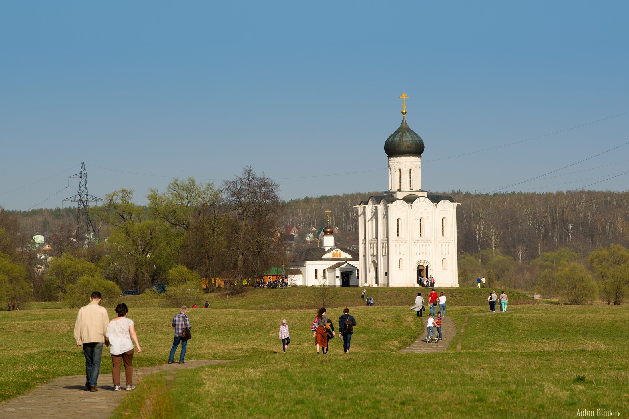 Церковь Покрова на Нерли паломники